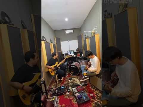 Supermassive Black Hole / Muse .. Feat: @_stagedoc #guitar #bass #drum #garagerock #fuzz